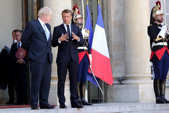 İngiltere’nin Yeni Başbakanı Johnson’dan Dikkat Çeken Rahatlık