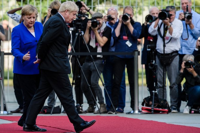 İngiltere’nin Yeni Başbakanı Johnson’dan Dikkat Çeken Rahatlık