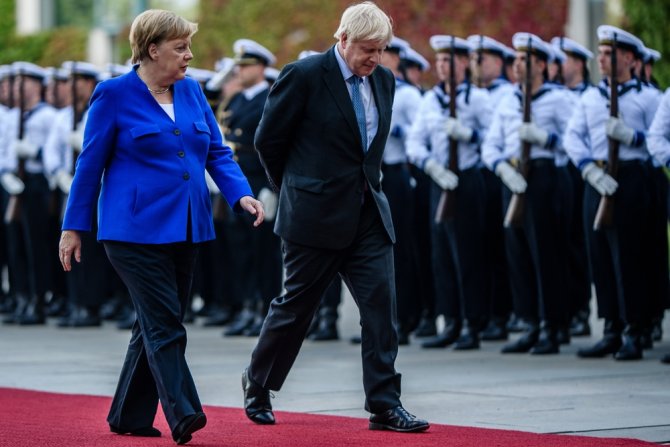 İngiltere’nin Yeni Başbakanı Johnson’dan Dikkat Çeken Rahatlık