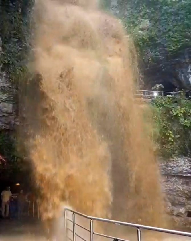 Dünyanın En Uzun İkinci Mağarasını Sel Vurdu