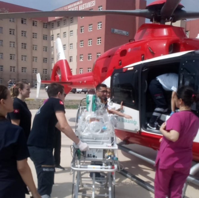 Ambulans Helikopter 1 Günlük Bebek İçin Havalandı