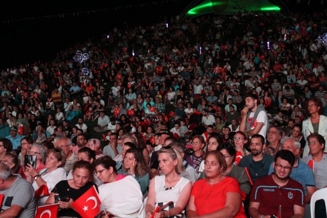 İzmit’te 30 Ağustos Coşkusu Sunay Akın’la Sahile Taştı