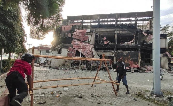 Göstericiler Binaları Ateşe Verdi