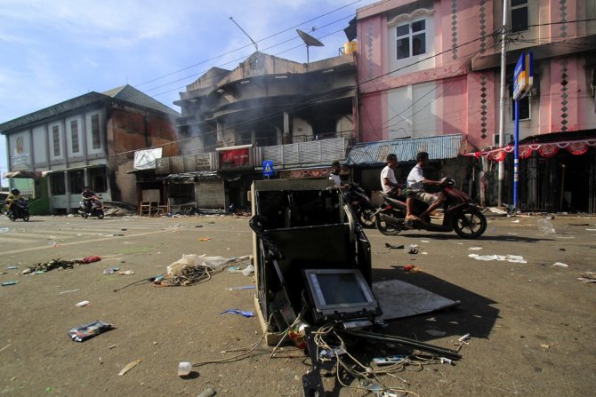 Göstericiler Binaları Ateşe Verdi