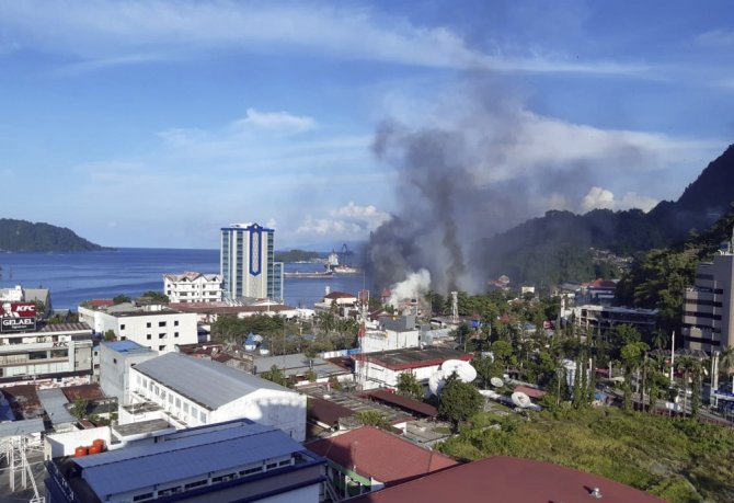 Göstericiler Binaları Ateşe Verdi