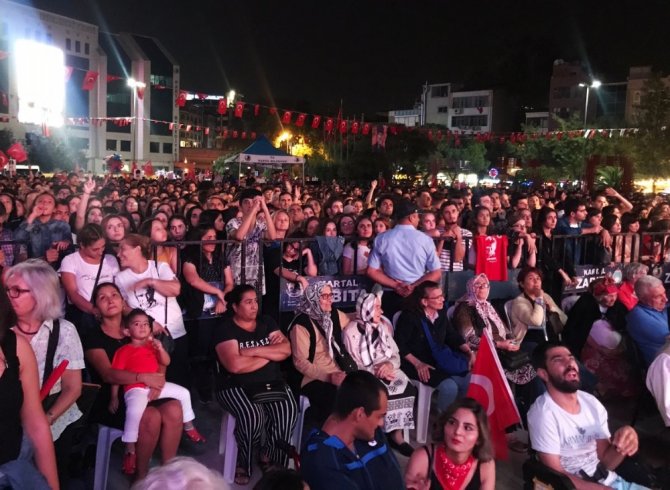 Kartallılar Zafer Bayramını Teoman’la Kutladı