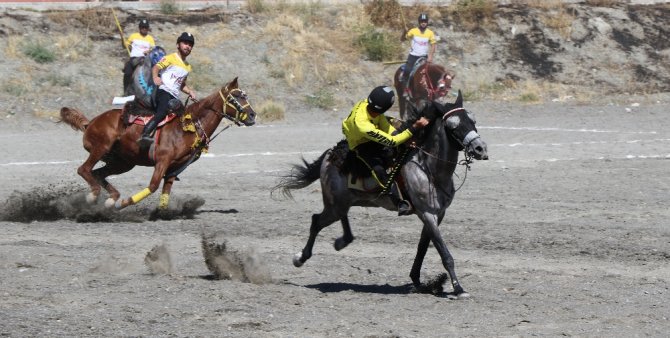Erzincan’daki Atlı Cirit Müsabakaları Nefes Kesti