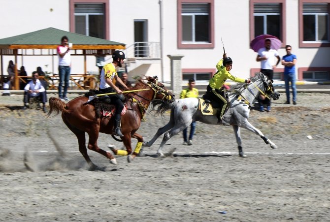 Erzincan’daki Atlı Cirit Müsabakaları Nefes Kesti