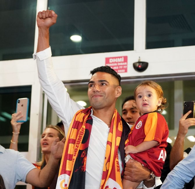 Falcao Ayağının Tozuyla Taraftara Üçlü Çektirdi