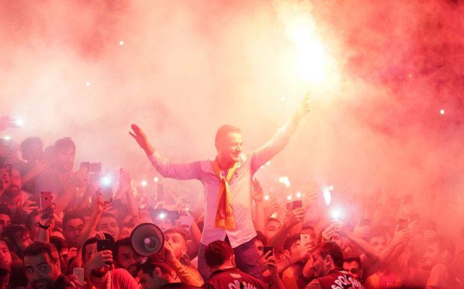 Falcao Ayağının Tozuyla Taraftara Üçlü Çektirdi