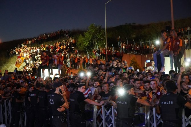 Falcao Ayağının Tozuyla Taraftara Üçlü Çektirdi