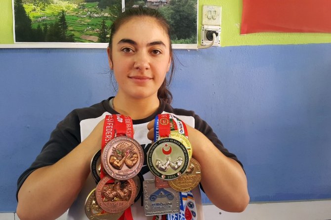 İlçenin İlk Ve Tek Kadın Milli Bilek Güreşçisinin Hedefi Dünya Şampiyonluğu