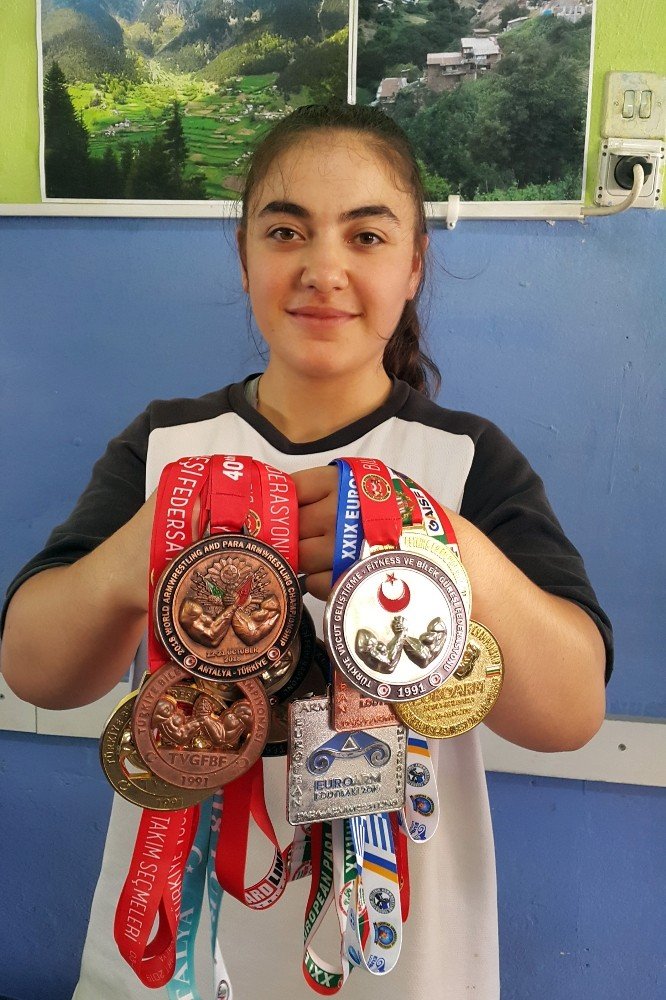 İlçenin İlk Ve Tek Kadın Milli Bilek Güreşçisinin Hedefi Dünya Şampiyonluğu