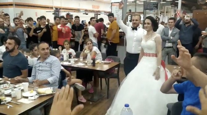 Bursasporlu Taraftarlardan Gelin Ve Damada Sürpriz