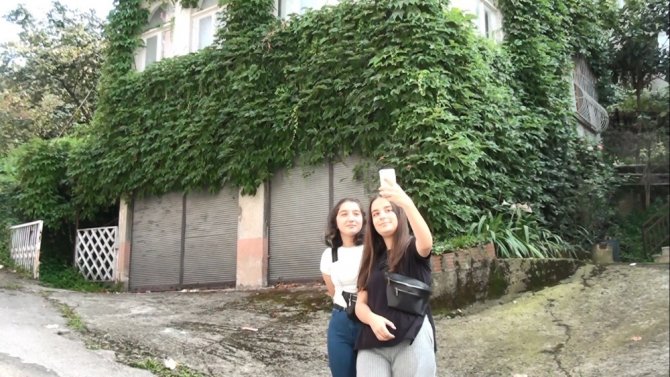 4 Katlı Bina Sarmaşıkla Kaplanınca Bir Anda İlgi Odağı Haline Geldi