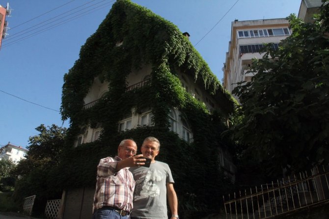4 Katlı Bina Sarmaşıkla Kaplanınca Bir Anda İlgi Odağı Haline Geldi