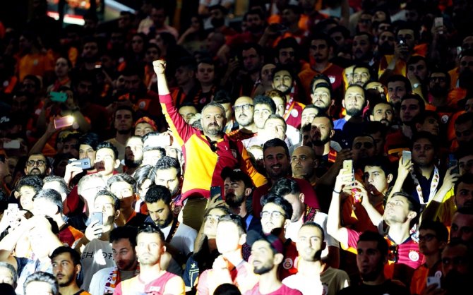 Türk Telekom Stadyum’daki İmza Törenine 25 Bin Kişi Katıldı