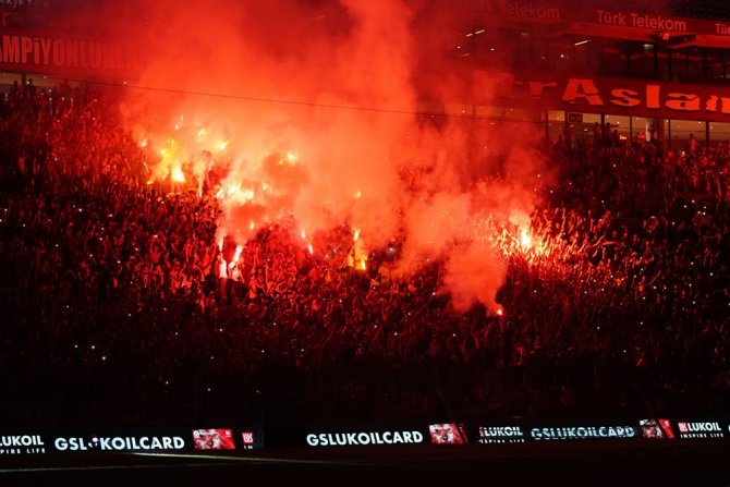 Türk Telekom Stadyum’daki İmza Törenine 25 Bin Kişi Katıldı