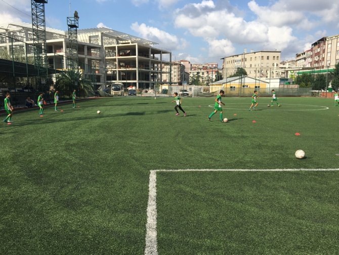 Futbolcuların Antrenmanını İzleyip, Soyunma Odasındaki Eşyaları Çaldı