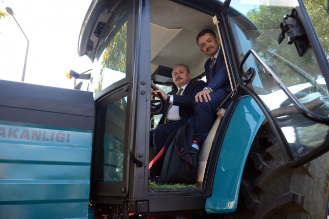 Tbmm Başkanı Şentop İle Bakan Pakdemirli Yerli Elektrikli Traktör Kullandı