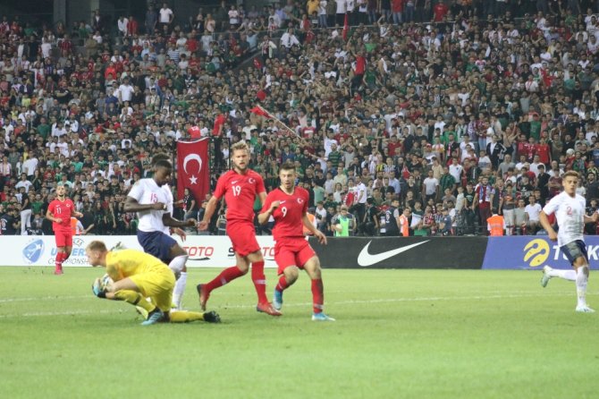 Ümit Milliler İngiltere’ye Kaybetti