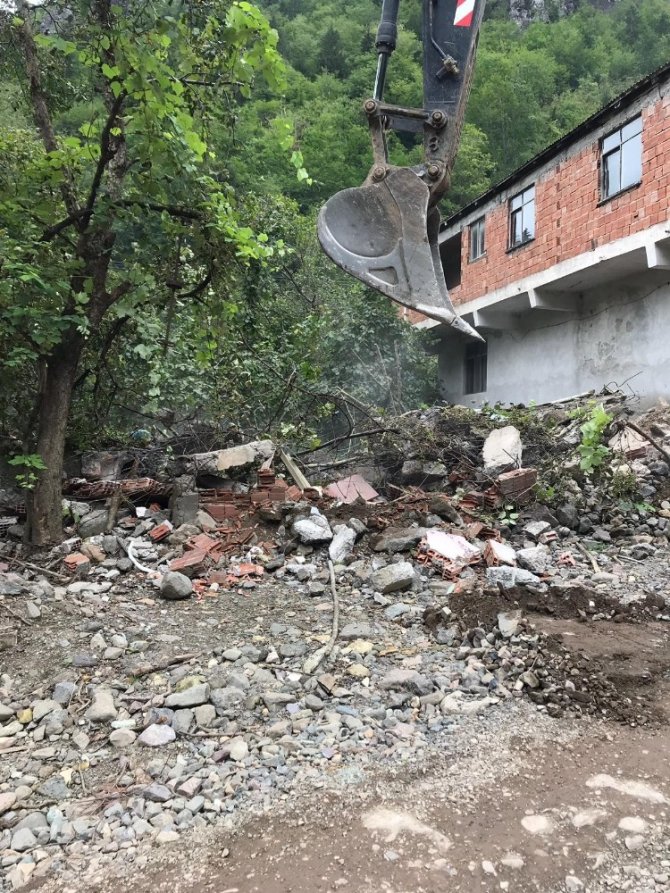8 Kişinin Hayatını Kaybettiği, 2 Kişinin Kaybolduğu Bölgede Evlerin Yıkımına Başlandı