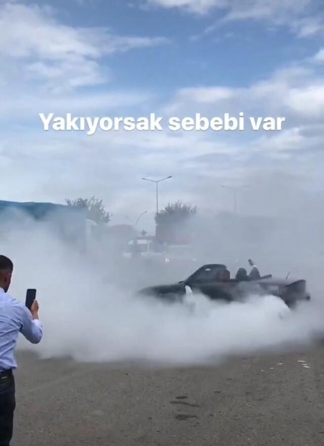 Lüks Otomobillerle Yolu Kapatıp İşte Böyle Drift Yaptılar
