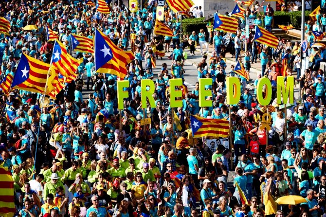 Ayrılıkçı Katalanlar Barselona Sokaklarını Doldurdu