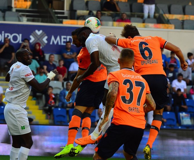Süper Lig: Medipol Başakşehir: 0 - Dg Sivasspor: 0 (Maç Devam Ediyor)