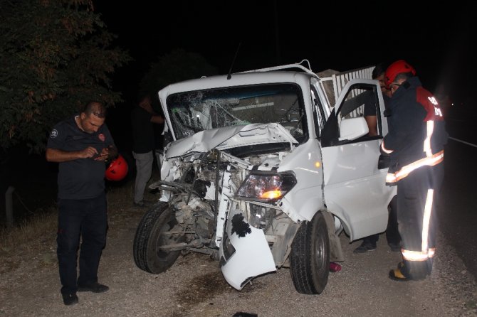 Traktör İle Pikap Kafa Kafaya Çarpıştı: 3 Yaralı