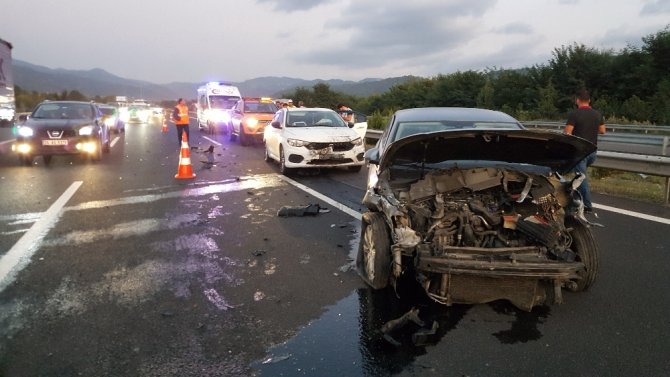 4 Aracın Karıştığı Trafik Kazasında 2 Kişi Yaralandı