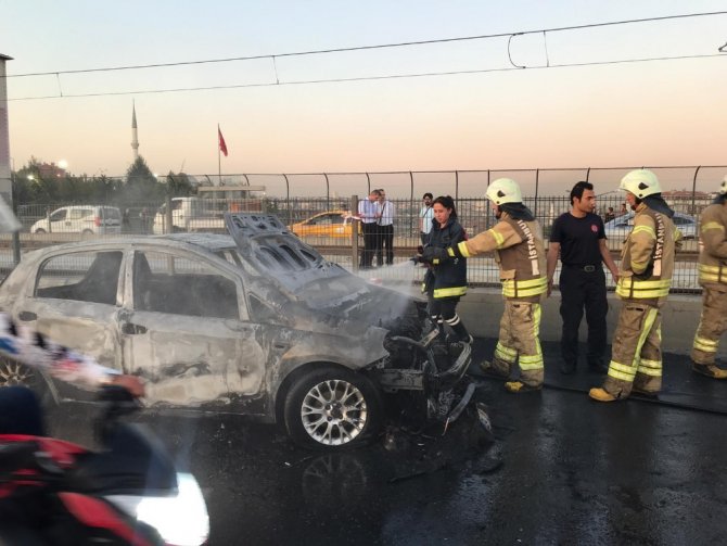 Sultangazi’de Seyir Halindeki Otomobil Alev Aldı