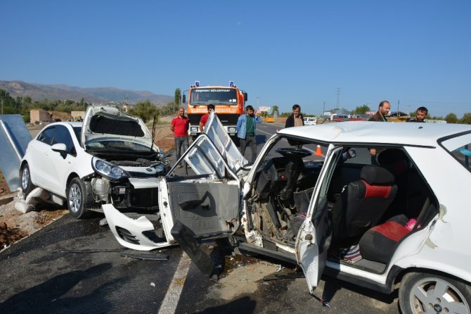Sivas’ta Otomobiller Kafa Kafaya Çarpıştı: 1 Ölü, 2 Yaralı