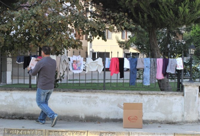 Çocuklar Caddeye Asılan Elbiseleri Para Ödemeden Alabiliyor