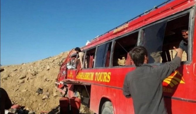 Pakistan’da Yolcu Otobüsü Kaza Yaptı: 26 Ölü, 15 Yaralı