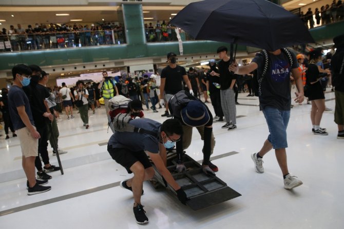 Hong Kong’da Göstericiler Avm’yi Bastı