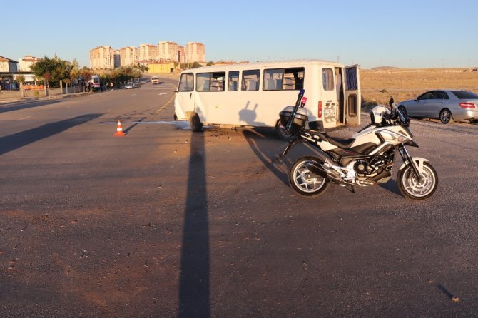 Karaman’da İki Minibüs Çarpıştı: 15 Yaralı
