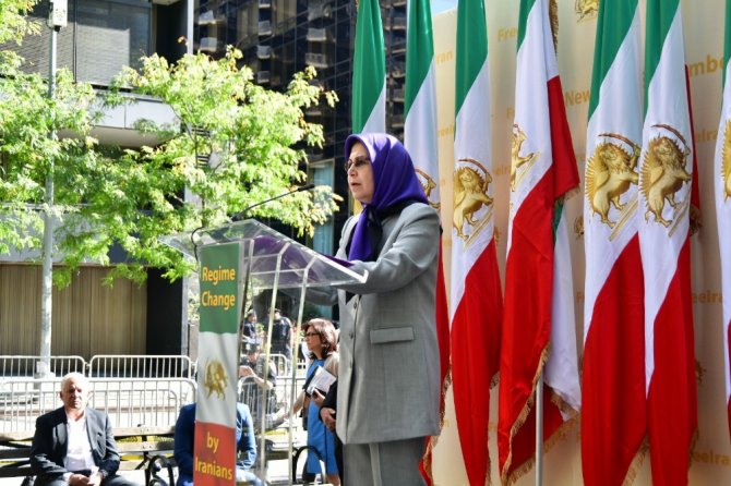 Bm Binası Önünde Ruhani Karşıtı Protesto