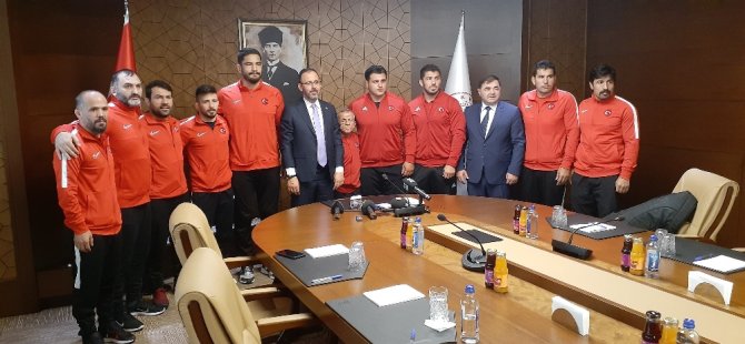 Bakan Kasapoğlu, Güreş Milli Takımı’nı Kabul Etti