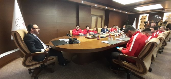 Bakan Kasapoğlu, Güreş Milli Takımı’nı Kabul Etti
