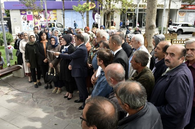 Gümüşhane’deki Stk’lardan Diyarbakır’da Hdp Önünde Evlat Nöbeti Tutan Annelere Destek