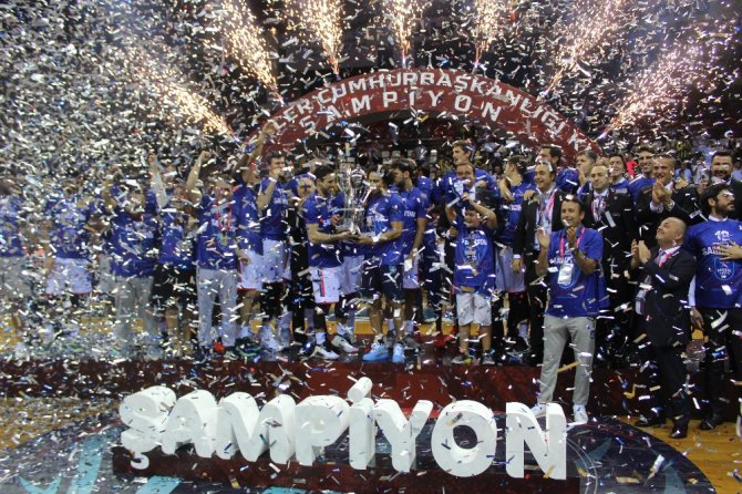 Şampiyon Anadolu Efes Kupasını Aldı