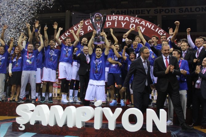 Şampiyon Anadolu Efes Kupasını Aldı
