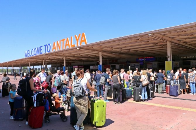 4 Bin 920 Turist Antalya’dan Ülkelerine Gönderildi