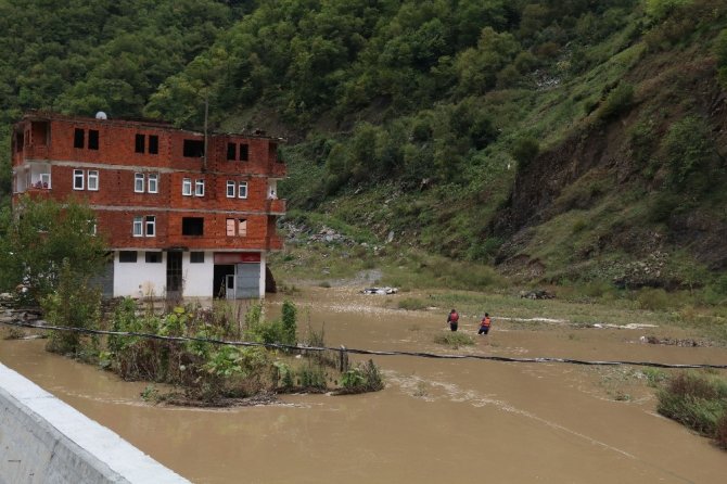 Evlerinin Önü Balçıkla Dolunca Evlerinde Mahsur Kaldılar