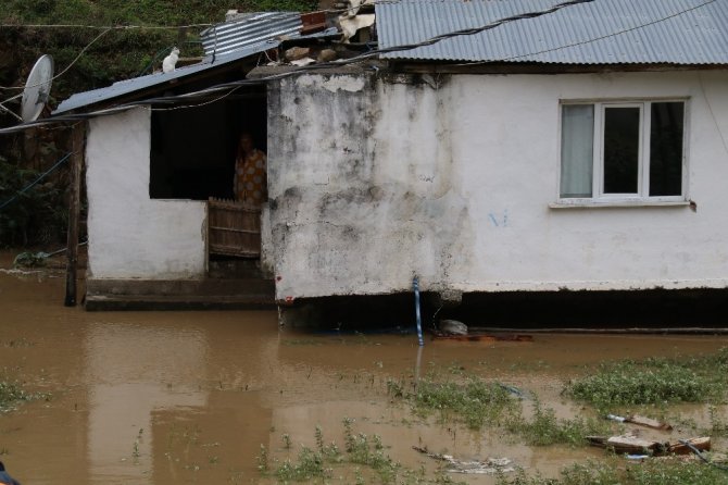 Evlerinin Önü Balçıkla Dolunca Evlerinde Mahsur Kaldılar