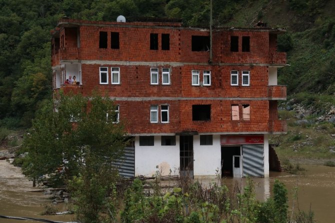 Evlerinin Önü Balçıkla Dolunca Evlerinde Mahsur Kaldılar