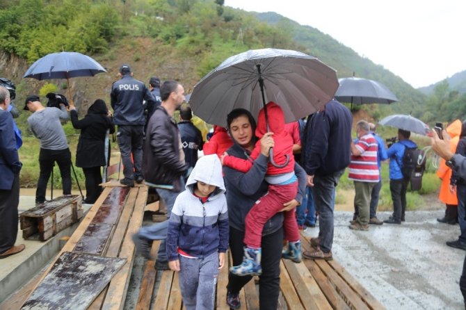 Evlerinin Önü Balçıkla Dolunca Evlerinde Mahsur Kalan Vatandaşlar Afad Ekipleri Tarafından Kurtarıldı
