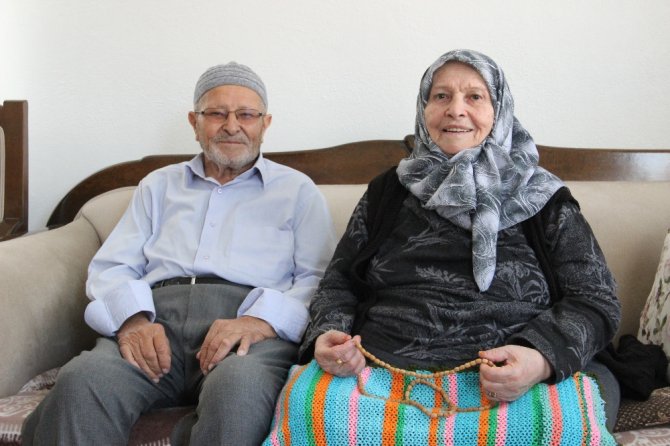 Zeytin Çekirdeklerinden Tespih Ve Kolye Yapıyor