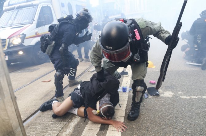 Hong Kong’da Polisten Göstericilere Plastik Mermili Müdahale